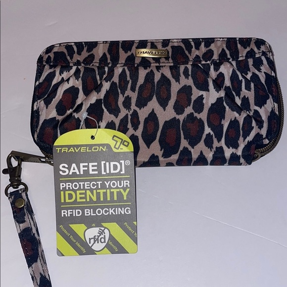 Travelon RFID Blocking Leopard Wristlet Wallet - Picture 1 of 6